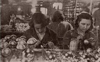 Amerikansk fabrik, hvor glasjulekugler fremstilles industrielt i 1940’erne.